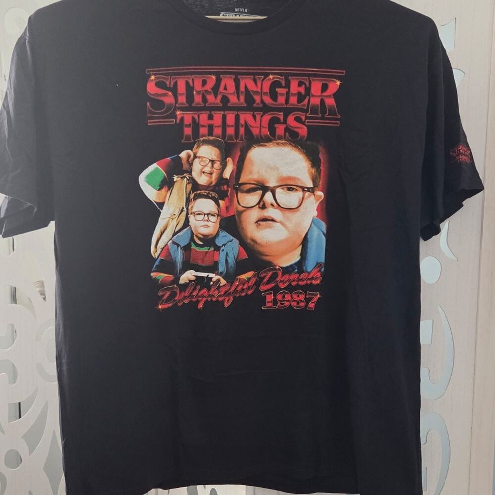 Stranger Things Hellfire Club Delightful Derek 1987 Graphic Tee 2XL Black